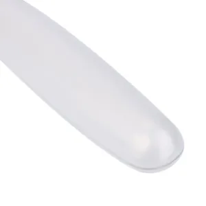 Primer plano detallado de la parte del mango blanco liso de un peine de masaje para el pelo.