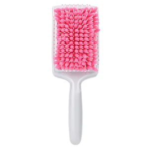 Primer plano detallado del cepillo de pelo absorbente de microfibra con mango blanco.
