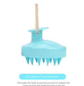 Vue détaillée de la brosse de shampooing en silicone bleu avec une cordelette de suspension pratique.
