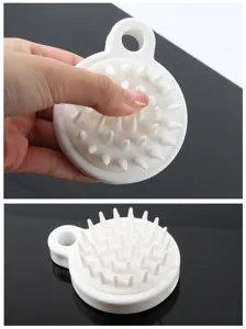 Vue détaillée de la brosse de massage pour cuir chevelu en silicone avec des trous.
