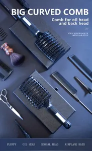Vue détaillée du peigne à cheveux courbé noir pour homme, dents de massage robustes.