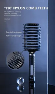 Gros plan détaillé de la brosse à cheveux noire professionnelle avec des dents en nylon.