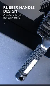 Vue détaillée de la brosse de massage capillaire avec poignée en caoutchouc antidérapante.