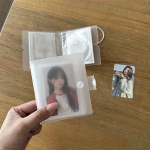 Vista detallada del mini álbum de tarjetas con cubierta esmerilada y cierre de broche seguro.