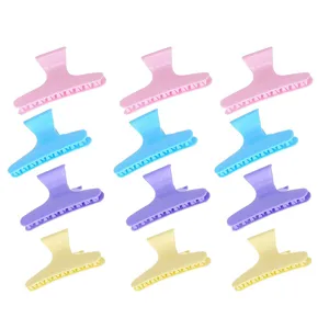 Vista dettagliata di mollette per capelli in plastica colorata, perfette per lo styling.