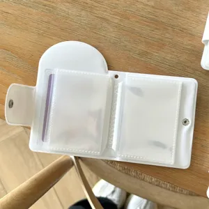 Mini álbum portafotos blanco de 3 pulgadas con bolsillos transparentes y botón a presión.