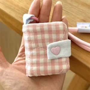 Detailansicht des rosa karo Mini Fotoalben Schlüsselanhängers, süßer Stoff Taschenanhänger.