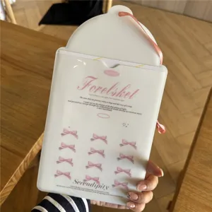 Grand porte-carte A5 en PVC transparent blanc avec joli nœud rose et texte de citation en anglais.