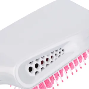Detalle del cepillo de pelo de microfibra absorbente con orificios de ventilación y esponja.