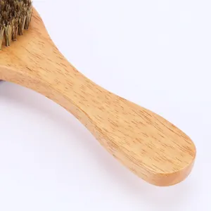 Primo piano spazzola da barba in legno, manico in faggio con setole dense per la cura quotidiana.
