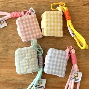 Mini karierter Stoff-Fotoalbum-Schlüsselanhänger mit buntem Band, süßer Taschenanhänger.