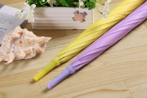 Paraguas rectos coloridos en amarillo y púrpura, accesorios de lluvia diarios elegantes.
