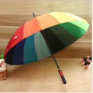 Vue détaillée du parapluie coloré arc-en-ciel, toile multicolore avec poignée noire solide.