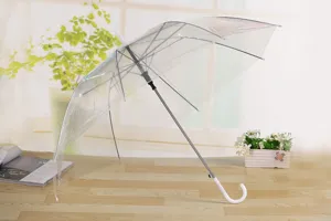 Paraguas transparente de mango largo con cúpula clara y asa curva blanca ergonómica.