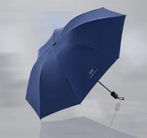 Kompakter dreifach gefalteter UV-Schutz-Regenschirm in Dunkelblau mit Sonnenschutzbeschichtung.