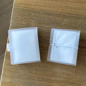 Mini album archivador translúcido mate para tarjetas fotográficas con cierre elástico.