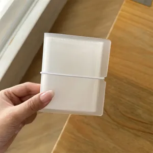 Primer plano detallado del mini archivador de tarjetas fotográficas mate transparente minimalista.