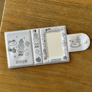 Vue détaillée de l'album porte-photocarte blanc à trois volets avec jolis motifs.