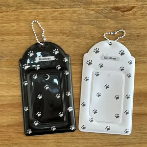Vue détaillée du porte-photomaton 3 pouces noir et blanc avec joli motif de pattes.