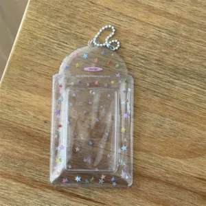 Tarjetero transparente de 3 pulgadas con estrellas de colores y bonita cadena blanca.