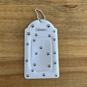 Vue détaillée du porte-carte transparent avec des empreintes de pattes et une chaîne à billes.