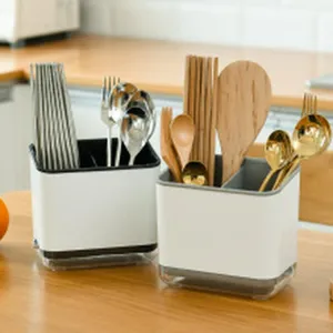 Détail de porte-couverts en plastique, boîte organisatrice d'ustensiles de cuisine.