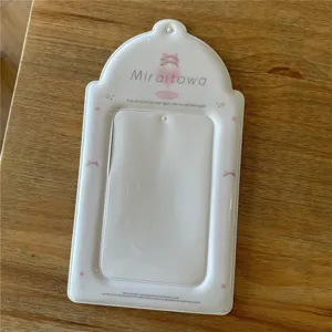Gros plan détaillé montrant les finitions exquises de ce porte-cartes PVC A5 blanc.