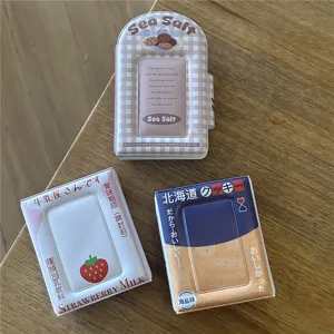 Vista dettagliata di mini porta carte carini a forma di snack con design di imballaggi creativi.