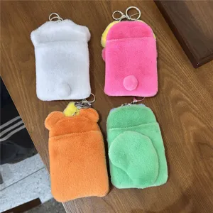 Vista detallada de tarjetero fotográfico de peluche, diseño animal colorido para almacenamiento.
