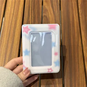 Gros plan détaillé d'un mini album photo polaroïd 3 pouces avec un joli motif d'étoiles.