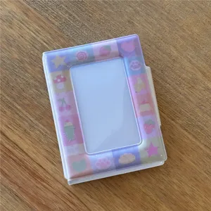 Primer plano de un lindo álbum tarjetero fotográfico de PVC de 3 pulgadas con patrón de cuadros.