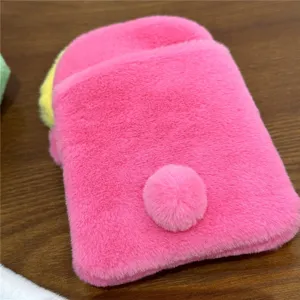 Primer plano del tarjetero de felpa rosa brillante de 3 pulgadas con cola esponjosa.