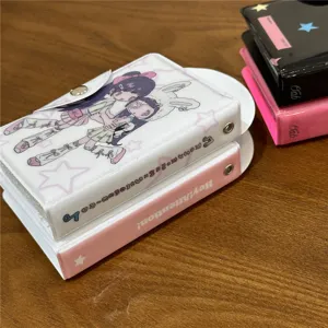 Vue détaillée du classeur de photocards de 3 pouces avec motif anime et bouton-pression.