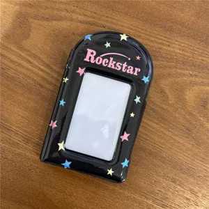 Vue détail du porte-photocarte noir 3 pouces avec étoiles colorées et design texte rockstar.