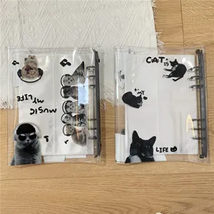 Transparant A5 fotoalbum met 6 ringen en leuke kattenstickers en handige fotovakjes.
