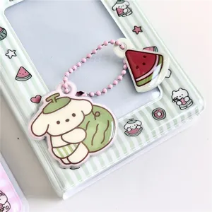 Primo piano dettagliato del portafototessere in acrilico cucciolo carino e ciondolo mini album.