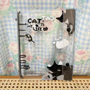 Transparante A5 map met 6 ringen detail met schattige kattenprints en drukknoopsluiting.