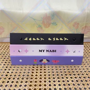 Gros plan détaillé du classeur de photocard A5, chien mignon et étoiles pour les fans.
