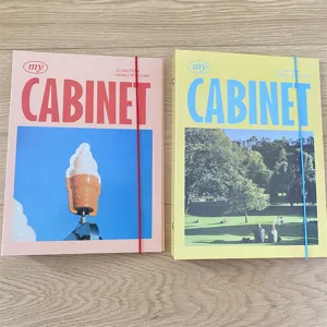Detailweergave van retro A5 ringbanden met elastieken banden voor fotokaarten en albums.