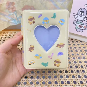 Gros plan détaillé du mini album de cartes photo 3 pouces avec fenêtre en cœur.