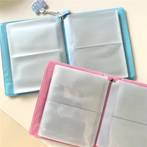 Détail du mini album photo montrant des poches transparentes claires pour cartes de 3 pouces.