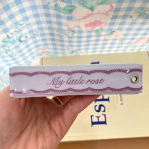 Détail de mini classeur photocard 3 pouces, porte-cartes blanc esthétique avec joli dos en dentelle.