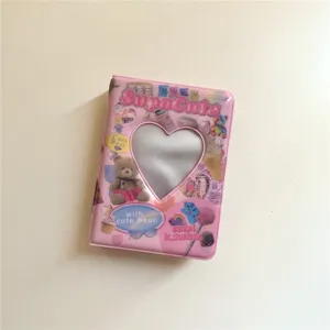 Vue détaillée du mini porte-photocarte rose, design ours mignon avec découpe en cœur pour poloids.