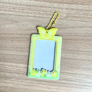 Détails du porte-carte photo papillon jaune de 3 pouces, jolie pochette avec chaînette.