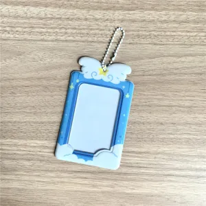 Gros plan détail du porte-carte photo avec design d'aile d'ange bleue, nuage et chaînette.