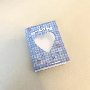 Dettaglio del mini raccoglitore per fototessere a quadri blu con intaglio a cuore.