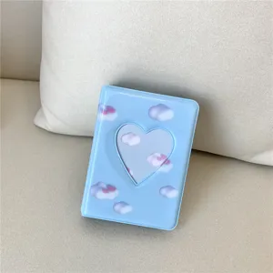 Mini album porte-cartes photo avec joli design de nuage bleu nœud et fenêtre cœur.