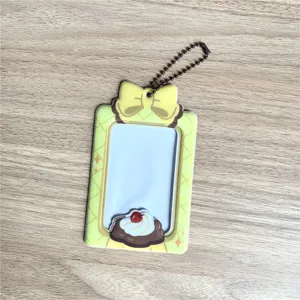 Vue détaillée de la pochette photocarte nœud pudding jaune, joli étui de badge mignon.