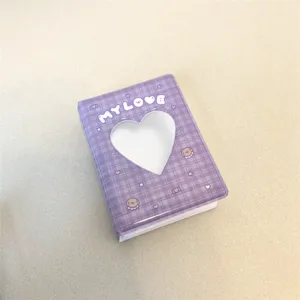 Primo piano del raccoglitore per fototessere viola a quadri con cuore intagliato e stampa.