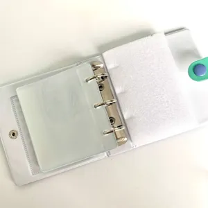 Kompakter 3-Zoll-Mini-Fotokarten-Ordner mit Ringbuchmechanik und sicherem Druckknopf.